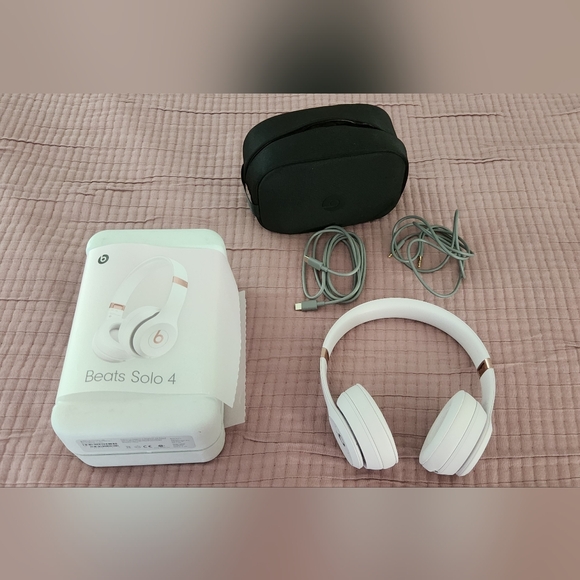 Beats Solo 4 Wireless Headphones - Cloud Pink - Picture 1 of 2